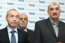 Damir Krstičević, (u društvu Davora Domazeta Loše), uoči izbora pružio je zajedno s drugim umirovljenim časnicima RH javnu podršku HDZ-u