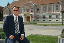 VARAŽDINSKI ŽUPAN Radimir Čačić pred palačom Erdödy u kojoj će se smjestiti europsko sveučilište