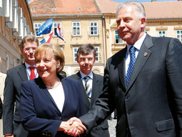 NJEMAČKA KANCELARKA Angela Merkel i hrvatski premijer Ivo Sanader mogli bi uskoro razgovarati o tome što bi osim pregovora utjecalo na brži ulazak Hrvatske u EU