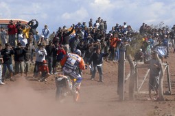 Dakarski reli oduvijek je bio najteži za motocikliste, no u nekoliko su slučajeva nastradali i sami gledatelji uz stazu
