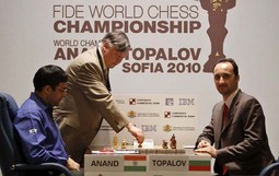 ANATOLIJ KARPOV
(lijevo, stoji), slavni ruski
šahist, postao je kandidat
ruske šahovske federacije za
šefa FIDE-a,