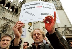 PROSVJEDNICI pred Visokim sudom u Londonu u
travnju, kad se činilo da će Murdoch proći nekažnjeno