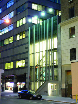 Prozirna fasada kroz koju se vidi stubište i ulaz u kazalište "59E59"