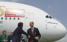 Predsjednik Airbusa Tom Enders sa šeikom Ahmedom bin Saeed Al Maktoumom (Foto: Reuters)
