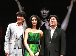 Redatelj Park Chan-wook (desno) s glavnim glumcima filma "Thirst"