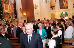 U GOSPINU SVETIŠTU
Predsjednik RH Ivo
Josipović, zajedno s
premijerkom Jadrankom Kosor, u crkvi Gospe Sinjske tijekom Alke