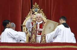 Papa Benedikt XVI. na Trgu Sv. Petra (Foto: Reuters)