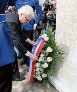 MEMORIJAL U AHMIĆIMA Isprika predsjednika Josipovića za ulogu Hrvatske u ratu u Bosni i Hercegovini iz HDZ-a se tumačila kao
izjednačavanje Tuđmanove politike s
onom koju je vodio Slobodan Milošević
