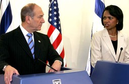 S Ehudom Olmertom, premijerom Izraela, prisiljenim na ustupke jer vojni ciljevi nisu u potpunosti ispunjeni