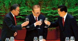 JIANG ZEMIN (sredina),
bivši kineski predsjednik, za čiju se smjenu zalagao
Liu Xiabo