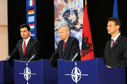 MINISTRI vanjskih poslova Albanije i Hrvatske s glavnim tajnikom NATO-a