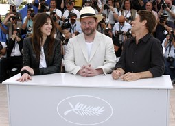 Lars von Trier sa Charlotte Gainsbourg i Willemom Dafoeom, koji su rekli kako će uvijek raditi s njime, iako postoje brojni glumci, poput Nicole Kidman, koji ne žele više nikada raditi s Larsom von Trierom.