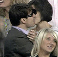 Kad je Real Madrid postigao i treći zgoditak Tom Cruise i Katie Holmes još jednom su u javnosti demonstrirali koliko se ljube