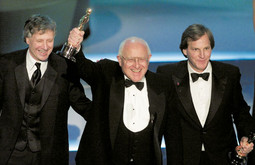 S Oscarom za film 'Gladijator' 2001. na dodjeli nagrade u Los Angelesu, u društvu još dvojice producenata Davida Franzonija i Douglasa Wicka
