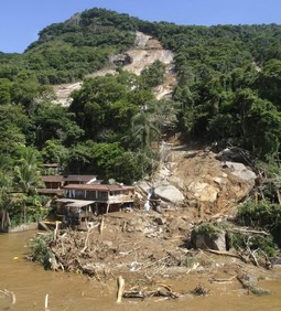 Odron je u potpunosti zakopao mali hotel na obali (Foto:Reuters)