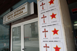 Plakat ispred prostorija Udruge veterana IV. gardijske brigade u Splitu (Foto: Mario Strmotić)
