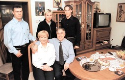 Sa sestrom Mihaelom,
bratom i roditeljima
Mirom i Matijom Šimić