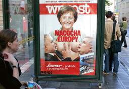 SKANDALOZNA NASLOVNICA poljskog tjednika Wprost prikazuje njemačku kancelarku Angelu Merkel kako doji Lecha i Jaroslawa Kazcynskog, braću blizance, predsjednika i premijera Poljske