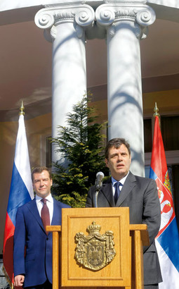 PRUŽANJE PODRŠKE Dmitrij Medvjedev, budući ruski predsjednik, i premijer Srbije Vojislav Koštunica u Beogradu u ponedjeljak