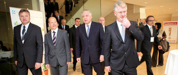 Premijer Sanader na jednom od ekonomskih skupova u društvu s čelnicima Hrvatske udruge poslodavaca Đurom Popijačem i Damirom Kuštrakom