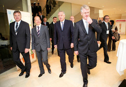 Premijer Sanader na jednom od ekonomskih skupova u društvu s čelnicima Hrvatske udruge poslodavaca Đurom Popijačem i Damirom Kuštrakom