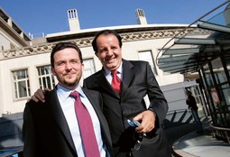 SEFER HALILOVIĆ sa
svojim koadvokatom,
Švicarcem Guenaelom
Mettrauxom koji je uz Australca Petera
Morrisseya činio njegov
odvjetnički tim