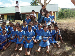 NOVOZELANDSKA manekenka Michele u Coconutu sa školskom djecom