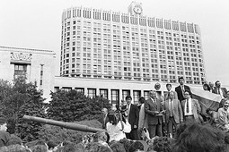 Bijela kuća u Moskvi za vrijeme državnog udara 1991. godine (Wikipedia)