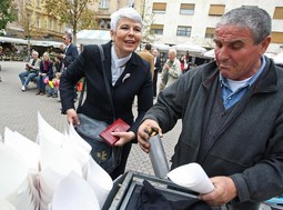 Premijerka možda zna kako je to ne imati novaca za račune, ali je u subotu ujutro imala za platiti kestene na Cvjetnom trgu (Foto: Jurica Galoic/PIXSELL)