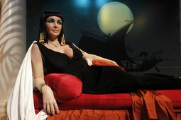 Voštana figura Elizabet Taylor u liku Kleopatre postavljen je u muzeju Madame Tussauds Hollywood (Reuters)