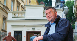 Filmaš Rajko Grlić, snimljen u središtu Zagreba, u rodni grad dolazi kada snima filmove u Europi, a radi u Americi kao redovni profesor na Sveučilištu Ohio