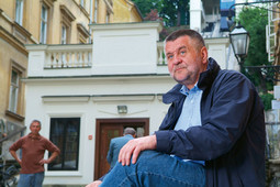 Filmaš Rajko Grlić, snimljen u središtu Zagreba, u rodni grad dolazi kada snima filmove u Europi, a radi u Americi kao redovni profesor na Sveučilištu Ohio