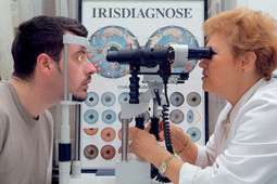 LUIZA VRAČAR otkriva bolesti metodom iridologije, gledanjem šarenice oka