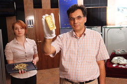 IVAN MORO
prije šest godina
osnovao je tvrtku
Moro za prodaju
investicijskog
zlata; zbog velikog
interesa ponudio je
otkup obiteljskog
nakita (na slici s
djelatnicom tvrtke