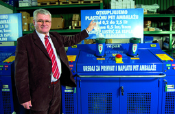 Đuro Horvat ispred kontejnera za PET ambalažu s ugrađenim optičkim čitačem koji za svaku ubačenu bocu izdaje potvrdu; kontejnere će izvoziti u Švicarsku i Luksemburg