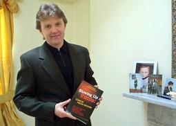 U SVOM LONDONSKOM DOMU Aleksandar Litvinenko kad je 2002. promovirao svoju drugu knjigu u kojoj je optužio Putina za organizaciju terorističkog napada u Moskvi kao povoda za invaziju na Čečeniju
