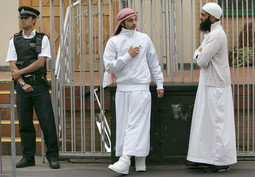 Nakon napada 11. rujna 2001. i u Britaniji je pojačana kontrola muslimana za koje su postojale indicije da su možda skloni islamskom radikalizmu