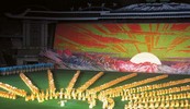 Sletovi su glavna zabava u Sjevernoj Koreji, a Wittmann je snimio jedan
na kojem je sudjelovalo 60 tisuća ljudi u programu, a 90 tisuća je gledalo