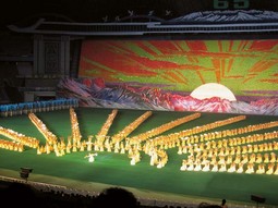 Sletovi su glavna zabava u Sjevernoj Koreji, a Wittmann je snimio jedan
na kojem je sudjelovalo 60 tisuća ljudi u programu, a 90 tisuća je gledalo