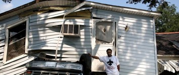 REDATELJ SPIKE LEE ispred srušene kuće u New Orleans