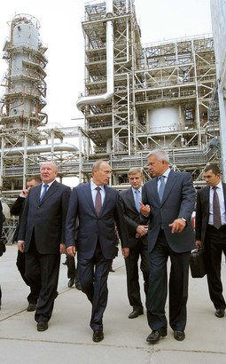 RUSKI PREMIJER Vladimir Putin razgledao je s Alekperovom rafineriju u gradu Kstovu pokraj
Nižnjeg Novgoroda