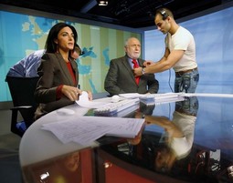 POBIJEDIO BBC I CNN
U četiri godine, kanal Al Jazeera English postao
je jači od BBC-ja
i CNN-a; voditelji
Ghida Fakhry i Dave
Marash, poznati
američki voditelj koji je dotad radio za ABC News, u washingtonskom studiju Al Jazeere
2006. godine