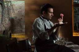 Avangarda i hedonizam
Dvadesetčetverogodišnji
Hrvoje Kroflin već šest godina radi u restoranu 'Mano', u kojem je šef njegove visokoeksperimentalne kuhinje