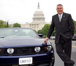 Wenhold ispred Bijele kuće u Washingtonu pokraj svog plavog Mustanga koji ima
registraciju 'Lobist'