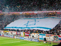 Navijači Ajaxa koriste židovske simbole jer se prvi stadion kluba nalazio nedaleko od židovske četvrti i sebe zovu De Joden, Židovi; zbog toga  doživljavaju antisemitske napade i vrijeđanja desničara