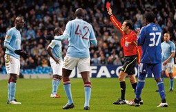BALOTELLI JE U 36. MINUTI utakmice Manchester Cityja i Dinama iz Kijeva dobio crveni karton jer je nepotrebno udario igrača nogom u prsa, a njegov klub nije se plasirao dalje