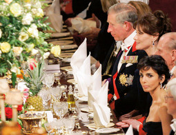 Rachidi Dati Britanci su zamjerili što se na državnoj večeri s kraljicom pojavila odjevena u haljinu bez naramenica