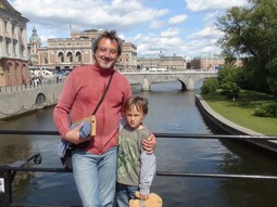 Nikica Petković sa sinom Tinom u Göteborgu na jednom od svojih brojnih umjetničkih i znanstvenih putovanja 