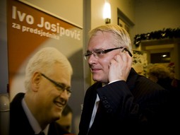 U SLUČAJU pobjede kandidata SDP-a Ive Josipovića, postoji šansa
da u Hrvatskoj u idućih pola godine dođe do potpune promjene vlasti i političke dominacije lijevog centra koji bi činila koalicija stranaka SDP-HNS-IDS-HSLS