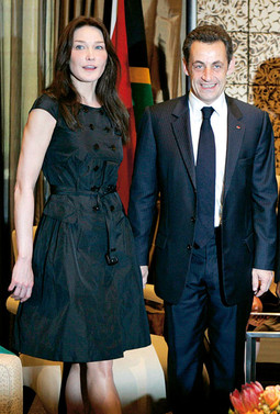 FRANCUSKI LJEVIČARSKI TJEDNIK na internetu je objavio da je predsjednik Sarkozy slao SMS poruke svojoj bivšoj ženi